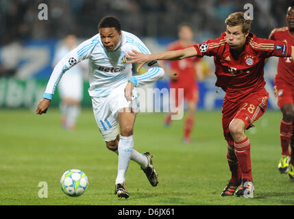 Bayern Holger Badstuber (r) und Marseilles Loic Remy wetteifern um den Ball in der Champions League Viertelfinale ersten Bein Fußballspiel zwischen FC Bayern München und Olympique Marseille im Stade Velodrome in Marseille, Frankreich, 28. März 2012. Foto: Andreas Gebert Dpa +++(c) Dpa - Bildfunk +++ Stockfoto