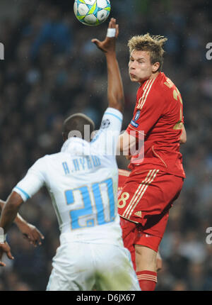 Bayern Holger Badstuber (r) und Marseilles Andre Ayew wetteifern um den Ball in der Champions League Viertelfinale ersten Bein Fußballspiel zwischen FC Bayern München und Olympique Marseille im Stade Velodrome in Marseille, Frankreich, 28. März 2012. Foto: Andreas Gebert Dpa +++(c) Dpa - Bildfunk +++ Stockfoto