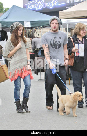 DSDS Gewinner Lee DeWyze und Verlobte Jonna Walsh genießen Sie den Tag bei einem Hollywood Flohmarkt Los Angeles, Kalifornien - 25.09.11 Stockfoto