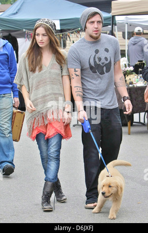 DSDS Gewinner Lee DeWyze und Verlobte Jonna Walsh genießen Sie den Tag bei einem Hollywood Flohmarkt Los Angeles, Kalifornien - 25.09.11 Stockfoto