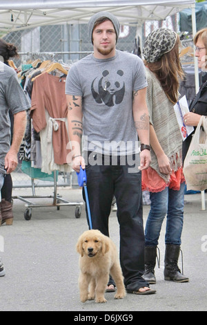 DSDS Gewinner Lee DeWyze und Verlobte Jonna Walsh genießen Sie den Tag bei einem Hollywood Flohmarkt Los Angeles, Kalifornien - 25.09.11 Stockfoto