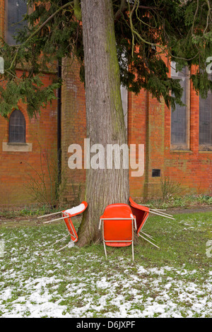 Stühle an einen Baum gelehnt Stockfoto
