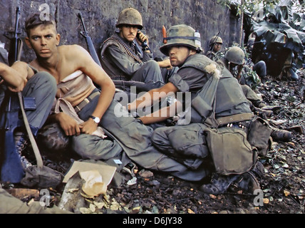 US Marine D. R. Howe behandelt die Wunden der Private First Class D. A. Crum während der Tet-Offensive 2. Juni 1968 in Stadt Hue, Vietnam. Stockfoto