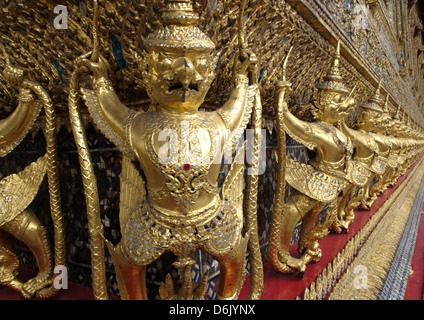 Garudas und Nagas auf externe Dekorationen Ubosoth, Wat Phra Kaeo Tempel, Grand Palace, Bangkok, Thailand Stockfoto