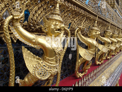 Garudas und Nagas auf externe Dekorationen Ubosoth, Wat Phra Kaeo Tempel, Grand Palace, Bangkok, Thailand Stockfoto