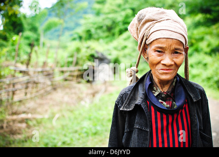 Eine ältere Frau in einem abgelegenen Bergdorf in Laos, Asien. Stockfoto