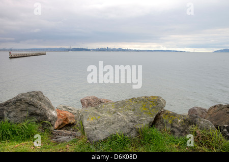 Malerische HDR-Bild der felsigen Küste in der Nähe von Berkeley Marina in der Bucht von San Francisco. Golden Gate Bridge im Hintergrund Stockfoto