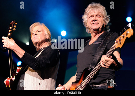 Justin Hayward und John Lodge The Moody Blues, führen Sie auf der Bühne im Molson Canadian Amphitheater während "The Moody Blues Stockfoto