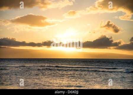 Sonnenuntergang vor der Küste von Lahaina auf der schönen hawaiianischen Insel Maui Stockfoto