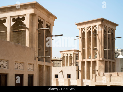 Traditionelle historische Architektur mit Windtürme im historischen Viertel Al Bastakiya in Bur Dubai Vereinigte Arabische Emirate Stockfoto