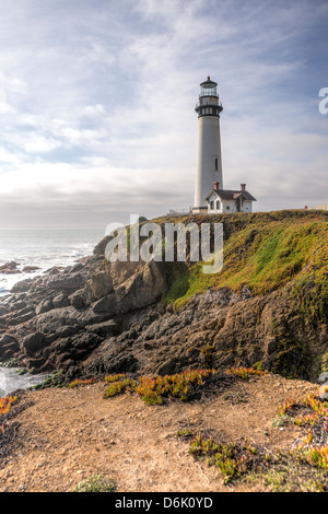 HDR-Landschaft von Pigeon Point Lighthouse mit dramatische Wolken. Das Hotel liegt an der nördlichen Küste von Kalifornien Stockfoto