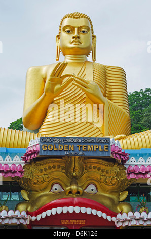 Goldene Tempel und goldene Tempel buddhistische Museum, UNESCO-Weltkulturerbe, Dambulla, North Central Province, Sri Lanka, Asien Stockfoto