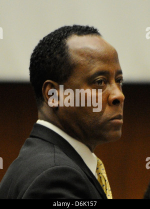 Dr. Conrad Murray hört in der Endphase der Murrays Verteidigung während seiner Studie zum Tod von fahrlässiger Stockfoto