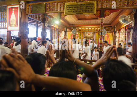 Tempel des Zahns (Sri Dalada Maligawa), UNESCO-Weltkulturerbe, Kandy, Hill Country, Sri Lanka, Asien Stockfoto