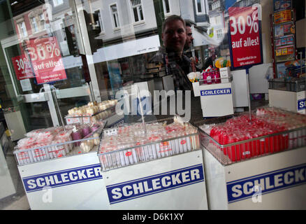 Zwei Männer gehen vorbei an einer geschlossenen Schlecker Filiale in Wuppertal, Deutschland, 29. März 2012. Rettung für die 11.000 Schlecker-Mitarbeiter sind in der Gefahr des Scheiterns: Koalitionspartner in Bayern FDP ist absolut gegen eine Lösung, die nicht von allen Bundesländern unterstützt werden würde. Foto: OLIVER BERG Stockfoto