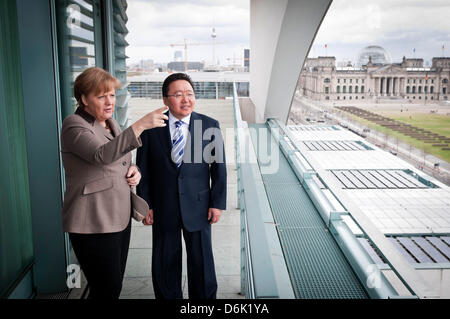 HANDOUT - zeigt ein Handout Bild deutsche Bundeskanzlerin Angela Merkel (CDU) zeigt mongolische Präsident Tsakhia Elbegdorj den Blick vom Balkon des Eidgenössischen Chacnellery in Berlin, Deutschland, 29. März 2012. Elbegdorj ist Ona eintägige Staatsbesuch nach Berlin. Foto: GUIDO BERGMANN Stockfoto