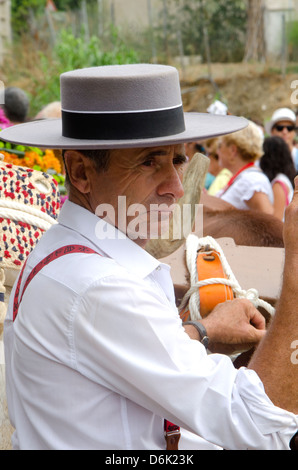 Mann in traditioneller Tracht während der Romeria von fuengirola Stockfoto