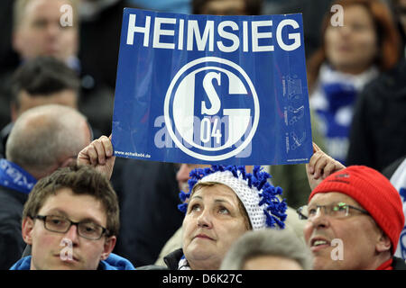 Schalke-Fans halten ein Schild mit liest «Heimsieg» während der UEFA Europa League-Viertelfinal-Hinspiel Fußballspiel zwischen FC Schalke 04 und Athletic Bilbao in der Arena AufSchalke in Gelsenkirchen, Deutschland, 29. März 2012. Foto: Friso Gentsch Dpa/Lnw +++(c) Dpa - Bildfunk +++ Stockfoto