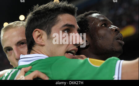 Hannovers Mame Diouf (R) jubelt nach seinem Tor das 1: 1 Ziel mit Team Team Lars Stindl (C) und Jan Schlaudraff während der UEFA Europa League-Viertelfinal-Hinspiel Fußballspiel zwischen Atletico Madrid und Hannover 96 im Vicente Calderon Stadion in Madrid, Spanien, 29. März 2012. Foto: Peter Steffen Dpa/Lni +++(c) Dpa - Bildfunk +++ Stockfoto