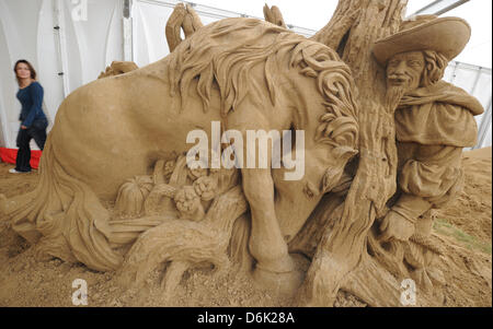 Eine Sandskulptur aus dem Märchen "das tapfere Schneiderlein" ist das Sandskulpturenfestival in Binz, Deutschland, 28. März 2012 abgebildet. Sand Künstler erstellen gerade eine Faity-Märchen-Welt von bis zu 3 m hohe Sandskulpturen. Rund 50 Künstler aus Russland, Finnland, Kanada, Schweiz, Lettland und Polen erstellen 24 Statuen an der 3. Sandskulpturenfestival am 31. öffnet Stockfoto