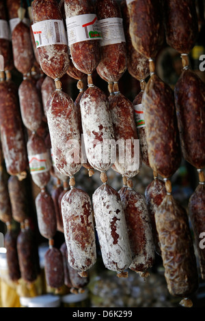 Lokales Essen stall verkaufen Salamies und Käse in der Nähe von Tafi del Valle, Provinz Salta, Argentinien, Südamerika Stockfoto