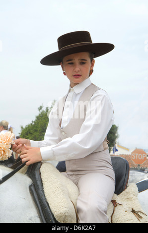 Junges Mädchen auf Pferd Cordobes Hut in traditioneller Tracht während Romeria von Fuengirola, Andalusien, Spanien. Stockfoto