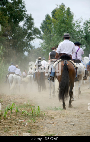 Männer auf Pferd Cordobes Hüte in traditioneller Tracht tragen, während Romeria von Fuengirola, Andalusien, Spanien. Stockfoto