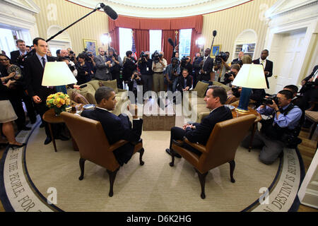 Treffen Sie Premierminister David Cameron von Großbritannien, Recht, und US-Präsident Barack Obama, links, sich im Oval Office im Weißen Haus in Washington, D.C. auf Mittwoch, 14. März 2012 nach der offiziellen Ankunft Zeremonie zu Ehren von Camerons... Bildnachweis: Doug Mills / Pool über CNP Stockfoto