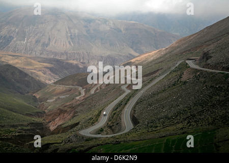 Blick von der Straße zwischen Purmamarca und Salinas Grandes, Provinz Jujuy, Argentinien, Südamerika Stockfoto