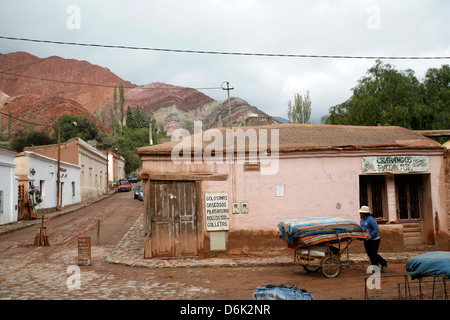 Straßenszene in Purmamarca, Purmamarca, Quebrada de Humahuaca, UNESCO-Weltkulturerbe, Provinz Jujuy, Argentinien Stockfoto