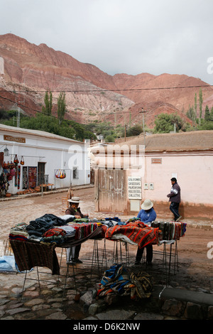 Straßenszene in Purmamarca, Purmamarca, Quebrada de Humahuaca, UNESCO-Weltkulturerbe, Provinz Jujuy, Argentinien Stockfoto