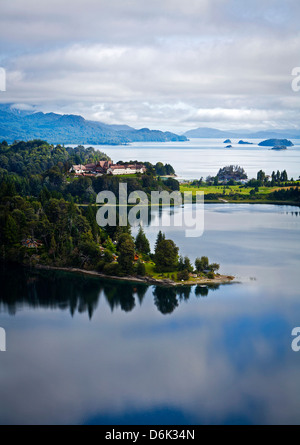 Blick über den See Nahuel Huapi und Llao Llao Hotel in der Nähe von Bariloche, Seenplatte, Patagonien, Argentinien, Südamerika Stockfoto