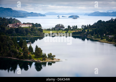 Blick über den See Nahuel Huapi und Llao Llao Hotel in der Nähe von Bariloche, Seenplatte, Patagonien, Argentinien, Südamerika Stockfoto