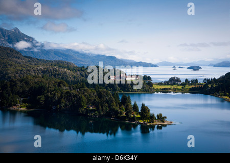 Blick über den See Nahuel Huapi und Llao Llao Hotel in der Nähe von Bariloche, Seenplatte, Patagonien, Argentinien, Südamerika Stockfoto