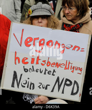 Demonstranten halten Plakate und Banner in ihren Händen die "Vergangenheitsbewältigung Propagandatricks NEIN Zur NPD" lesen (Umgang mit der Vergangenheit bedeutet Nein zur NPD) während einer Protestaktion in Lübeck, März 31. März 2012. Anwohner sammelten sich in einem Protestmarsch gegen eine Kundgebung von Neonazis in der Stadt Lübeck. Foto: Markus Scholz Stockfoto