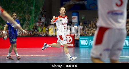 Magdeburger Robert Weber Celebratesa Ziel während der deutschen Bunddesliga-Handball-match zwischen SC Magdeburg und HSV Hamburg in der Getec-Arena in Magdeburg, Deutschland, 31. März 2012. Foto: Jens Wolf Stockfoto