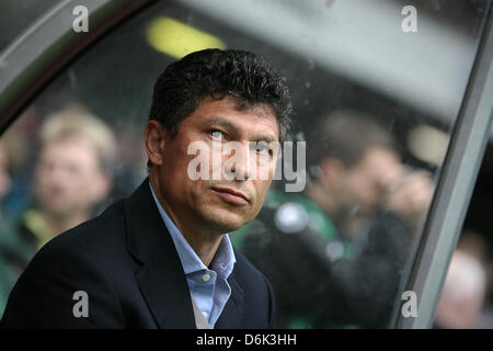 Kaiserslautern Cheftrainer Krassimir Balakov gesehen vor dem deutschen Bundesliga-Spiel zwischen 1. FC Kaiserslautern und Hamburger SV im Fritz-Walter-Stadion in Kaiserslautern, Deutschland, 31. März 2012. Hamburg gewann 1: 0. Foto: FREDRIK VON ERICHSEN (Achtung: EMBARGO Bedingungen! Die DFL ermöglicht die weitere Nutzung der Bilder im IPTV, mobile Dienste und andere neue technologische Stockfoto