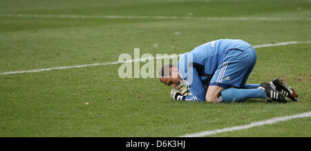 Hamburgs Torhüter Jaroslav Drobny hält den Ball in der deutschen Bundesliga-Spiel zwischen 1. FC Kaiserslautern und Hamburger SV im Fritz-Walter-Stadion in Kaiserslautern, Deutschland, 31. März 2012. Hamburg gewann 1: 0. Foto: FREDRIK VON ERICHSEN (Achtung: EMBARGO Bedingungen! Die DFL ermöglicht die weitere Nutzung der Bilder im IPTV, mobile Dienste und andere neue technolog Stockfoto