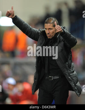 Atletico Trainer Diego Pablo während der UEFA Europa League-Viertelfinal-Hinspiel Gesten Fußballspiel zwischen Atletico Madrid und Hannover 96 im Vicente Calderon Stadion in Madrid, Spanien, 29. März 2012. Foto: Peter Steffen Stockfoto