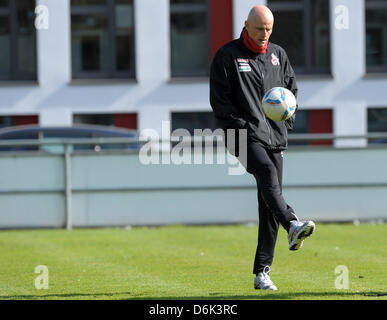 FC Köln Cheftrainer Stale Solbakken ist während einer Trainingseinheit am Geissbockheim in Köln, Deutschland, 1. April 2012 abgebildet. Nach der Niederlage gegen Augsburg Fc Köln ist jetzt in der 16. Platz in der Tabelle. Foto: FEDERICO GAMBARINI Stockfoto