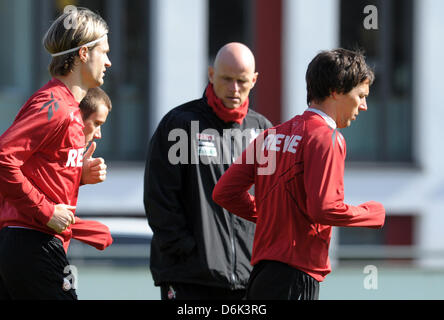 FC Köln Cheftrainer Stale Solbakken (C) führt eine Trainingseinheit am Geissbockheim in Köln, Deutschland, 1. April 2012. Nach der Niederlage gegen Augsburg Fc Köln ist jetzt in der 16. Platz in der Tabelle. Foto: FEDERICO GAMBARINI Stockfoto