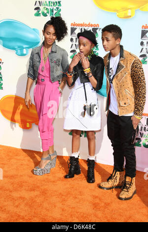 Schauspieler Jada Pinkett Smith (l-R) mit Tochter Willow Smith und Sohn Jaden Smith ankommen bei Nickelodeon 25. Annual Kids' Choice Awards an Galen Center in Los Angeles, USA, am 31. März 2012. Foto: Hubert Boesl Stockfoto