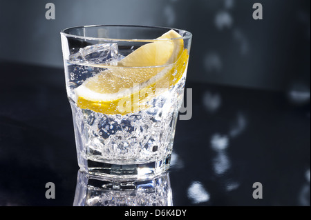 Gin Tonic Tom Collins auf der Tanzfläche Stockfoto