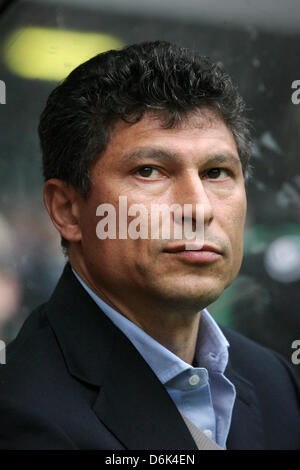 Kaiserslautern Trainer Krasimir Balakov ist vor Beginn der Bundesliga-Fußballspiel zwischen FC Kaiserslautern und den Hamburger SV im Fritz-Walter-Stadium in Kaiserslautern, Deutschland, 31. März 2012 abgebildet. Kaiserslautern verlor das Spiel 0-1. Foto: Fredrik Von Erichsen Stockfoto