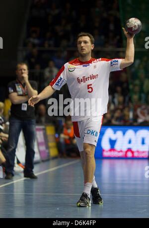 Magdeburger Andreas Rojewski spielt den Ball während der Handball-Bundesliga-Spiel zwischen SC Magdeburg und HSV Hamburg in der Getec-Arena in Magdeburg, Deutschland, 31. März 2012. Foto: Jens Wolf Stockfoto