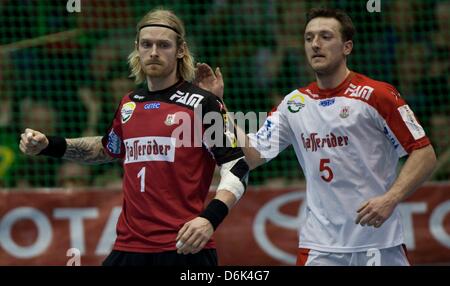 Magdeburgs Torwart Bjoergvin Gustavsson (L) aus Island und Andreas Rojewski sind abgebildet, während die Handball Bundesliga-Spiel zwischen SC Magdeburg und HSV Hamburg in der Getec-Arena in Magdeburg, Deutschland, 31. März 2012. Foto: Jens Wolf Stockfoto