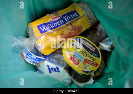 (Dpa Datei) - eine Archiv-Bild vom 13. Mai 2011, zeigt ein fast vollständiges Paket von Toast-Brot und eine Schüssel Kartoffelsalat in einer Mülltonne kann in Bochum, Deutschland. Bundesministerium für Ernährung, Landwirtschaft und Verbraucherschutz, Ilse Aigner, beauftragte eine Studie über die Verschwendung von Lebensmitteln in Deutschland. Foto: Marius Becker Stockfoto