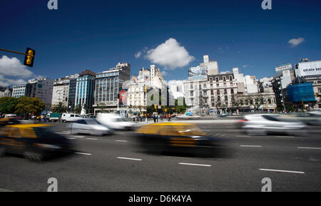 Autos fahren auf der Avenida 9 de Julio (Avenue des 9. Juli) in Buenos Aires, Argentinien, 4. Dezember 2008. Foto: Jan Woitas Stockfoto