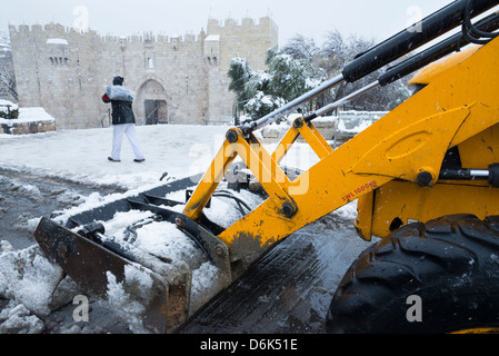 Schnee in Jerusalem am 10. Januar 2013. Damaskus-Tor. Stockfoto