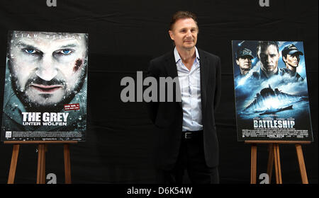 US-Schauspieler Liam Neeson steht neben Filmplakate bei einem Fototermin für seine Filme "The Battleship" und "The Grey" im Hotel Adlon in Berlin, Deutschland, 2. April 2012. Die Filme werden in deutsche Kinos am 12. April 2012 ausgestrahlt.  Foto: WOLFGANG KUMM Stockfoto